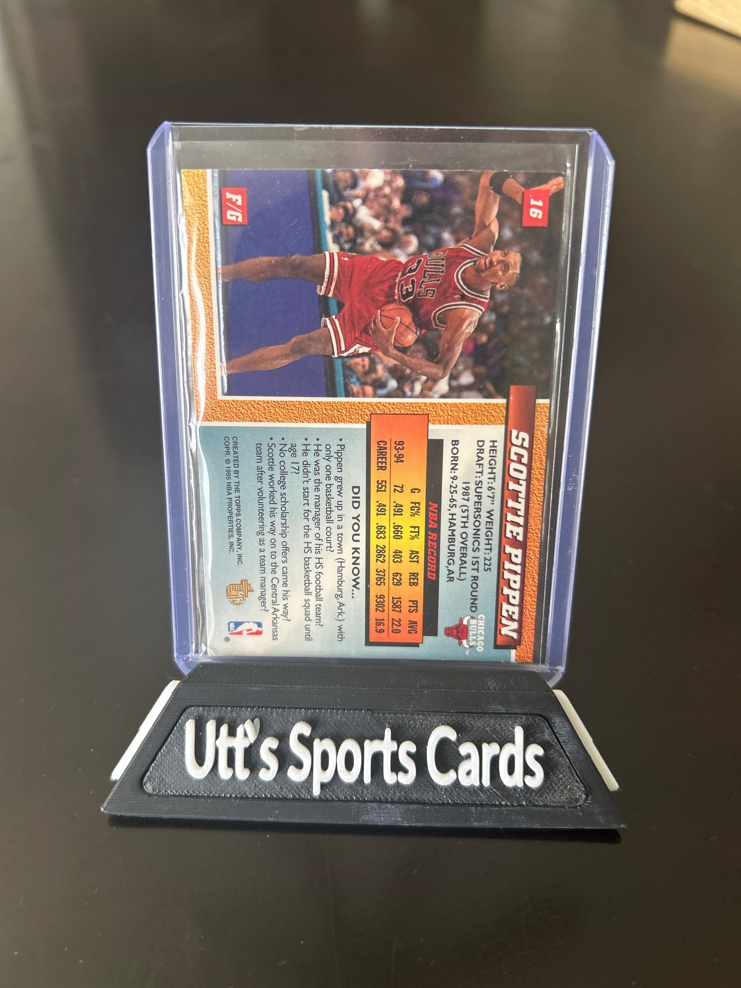 1995 Topps Embossed - Scottie Pippen #16 Basketball Border HOF Chicago Bulls